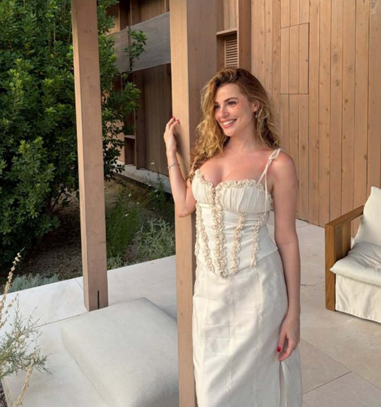 Oyuncu Ezgi Eyüboğlu’ndan bikinili tatil pozları! Güzelliğiyle takipçilerini büyüledi - Resim: 1