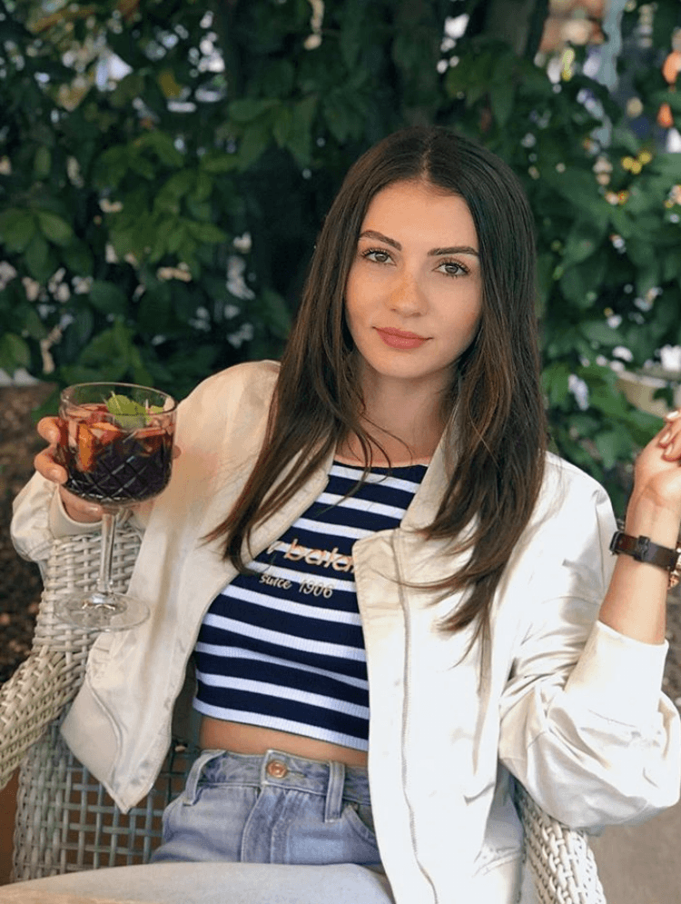 Aşk Mantık İntikam'ın Esra'sı Burcu Özberk gece yarısı cam kenarından göğüs dekolteli pozunu paylaştı - Resim: 3