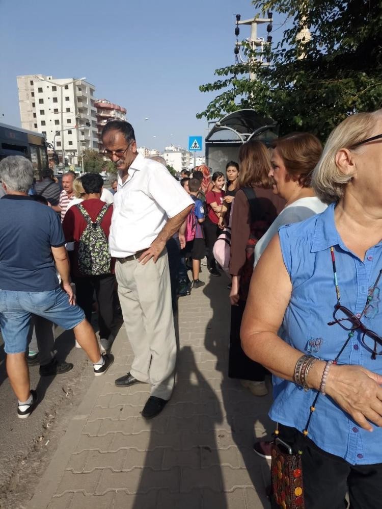 Otomobille öğrencilerin beklediği durağa daldı! Kayıplara karıştı - Resim : 2