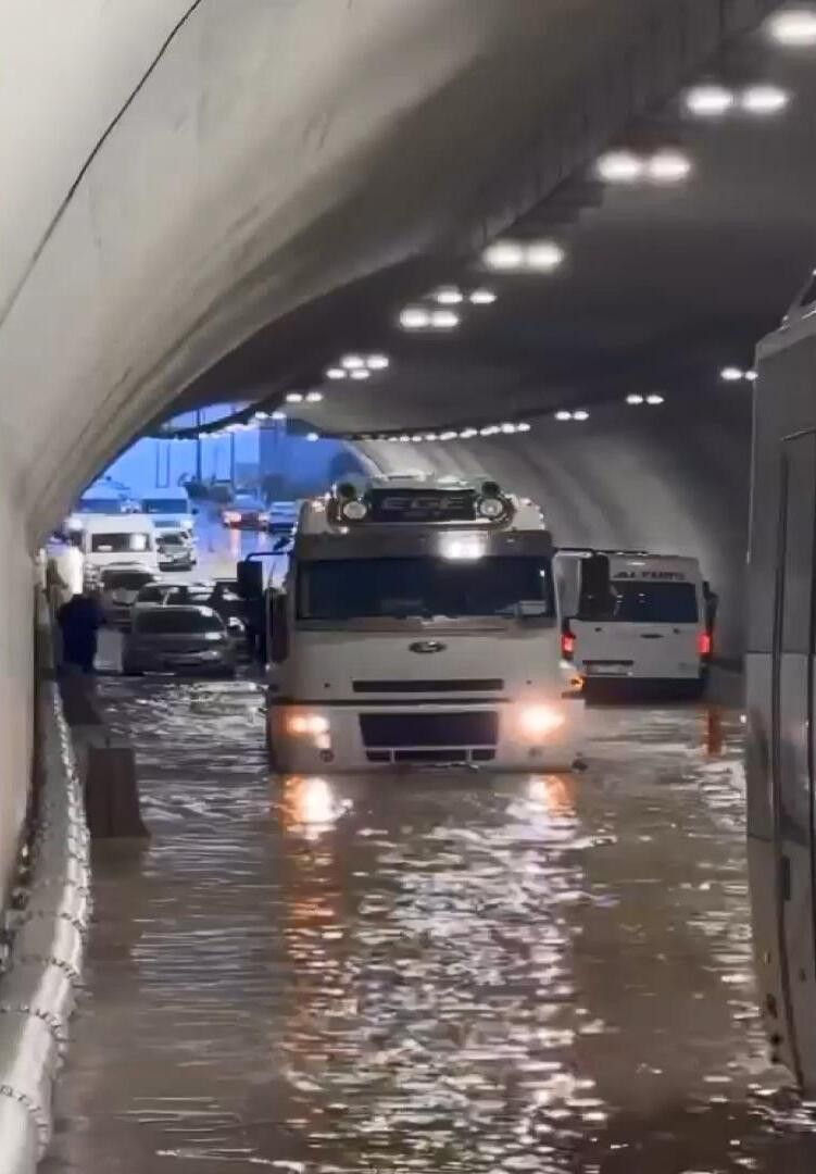 İstanbul'da yine aynı manzara! Sağanak sel oldu, yollar dereye alt geçitler göle döndü - Resim : 12