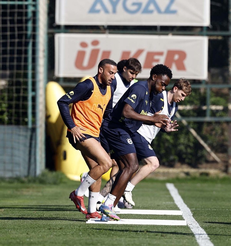 Fenerbahçe’ye seviye atlatacak 17 milyon euroluk orta saha! Transfere en çok Fred sevinecek! “İleri aşamada görüşmeler yapıldı” - Resim: 3