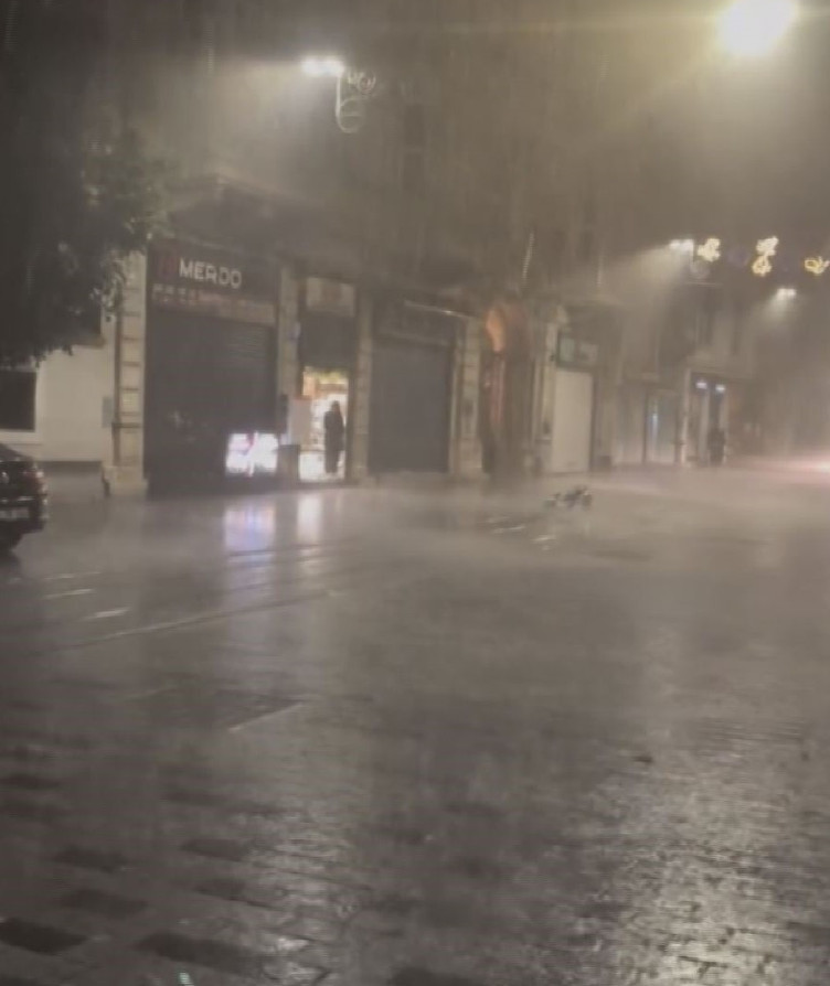 İstanbul'da sağanak hayatı felç etti! İstiklal Caddesi sular altında kaldı - Resim : 4