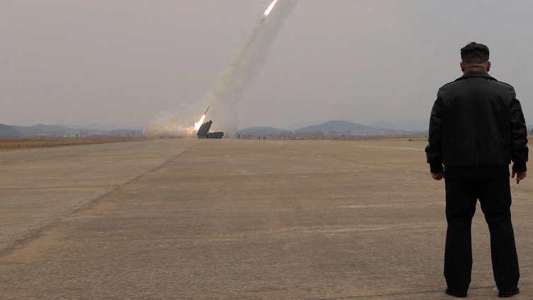 Asya karıştı! Kuzey Kore'den g&ouml;vde g&ouml;sterisi! Kim Jong Un kızıyla izledi: Savaş provası - Resim : 1
