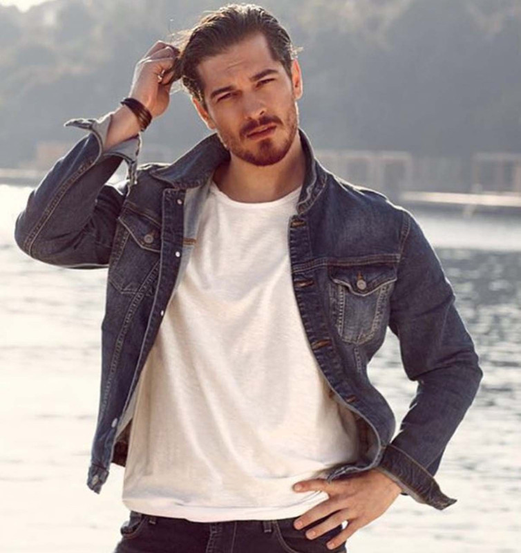Çağatay Ulusoy’u gören tanıyamadı! Yeni imajıyla sosyal medyayı salladı! Bıyıklı tarzı tam not aldı - Resim: 1