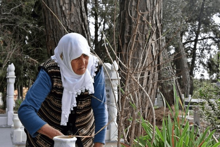 12 senedir her sabah mezarlığa gidiyor... Nedenini duyanlar dakikalarca alkışlıyor... Helal olsun - Resim : 3