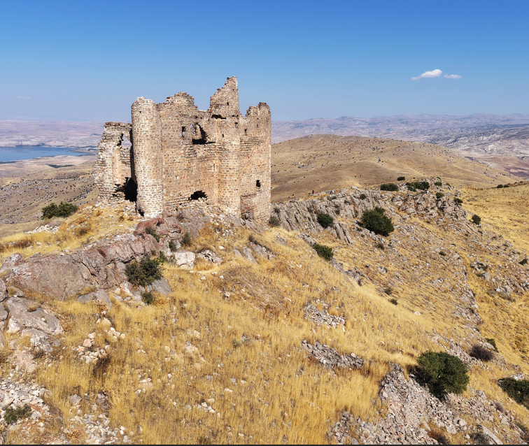 Elazığ’da Muşar Dağı zirvesinde bin yıllık Mor Ahron Manastırı keşfedil! Tüm ihtişamıyla doğa tutkunlarını ağırlıyor - Resim: 2
