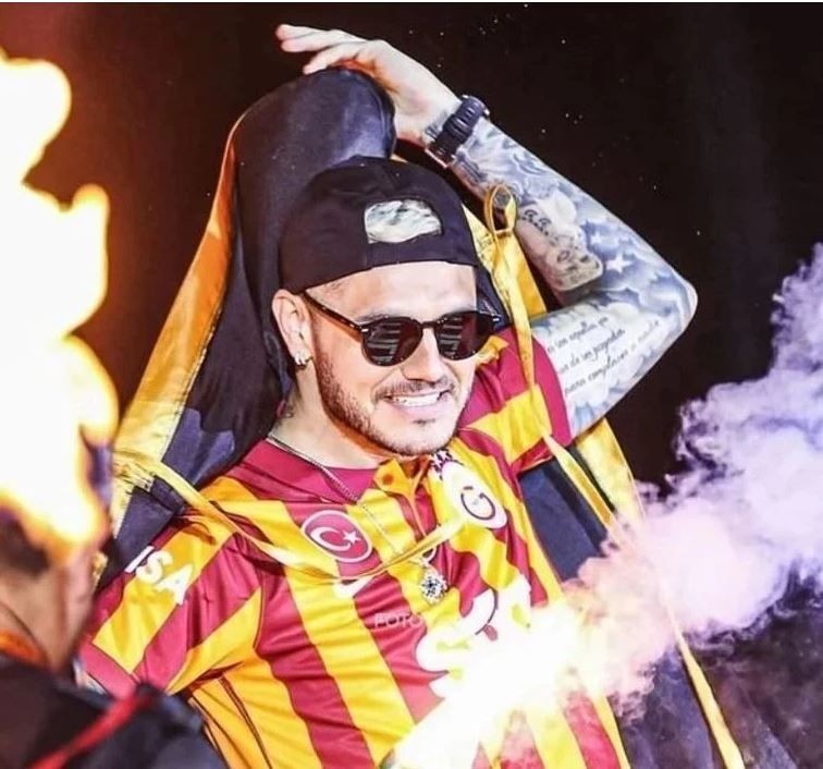 Galatasaray'ın Arjantinli yıldızı Mauro Icardi, yeni aşkı China Suárez ile derbide! Sevgilisiyle tribünden izledi - Resim: 1