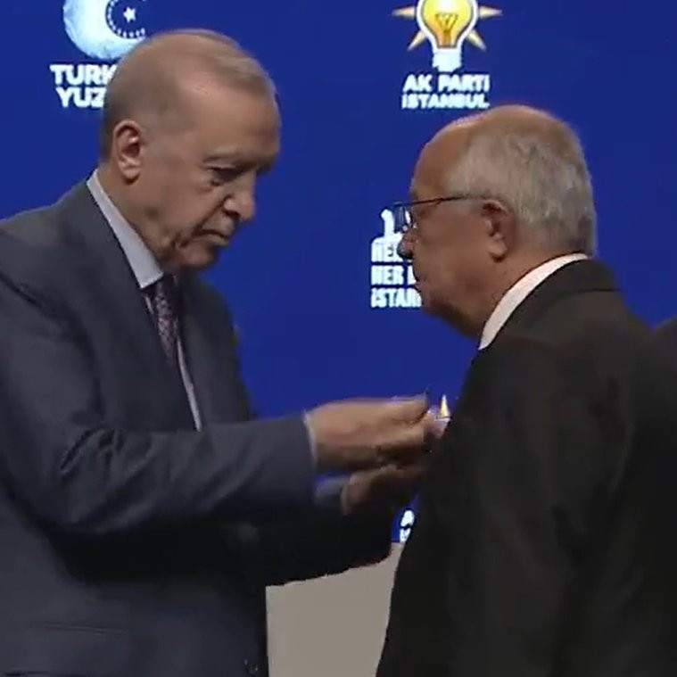 Rozetlerini Cumhurbaşkanı Erdoğan taktı! 3 belediye başkanı AK Parti'de - Resim : 1