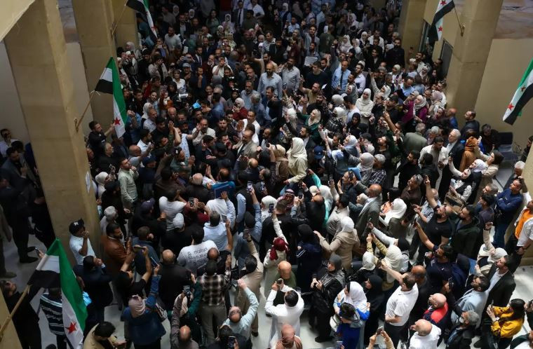 Televizyonlar canlı yayınladı! Suriye'de hesap vakti geldi! İşkenceci kuzen mahkemede kafese kondu - Resim : 5