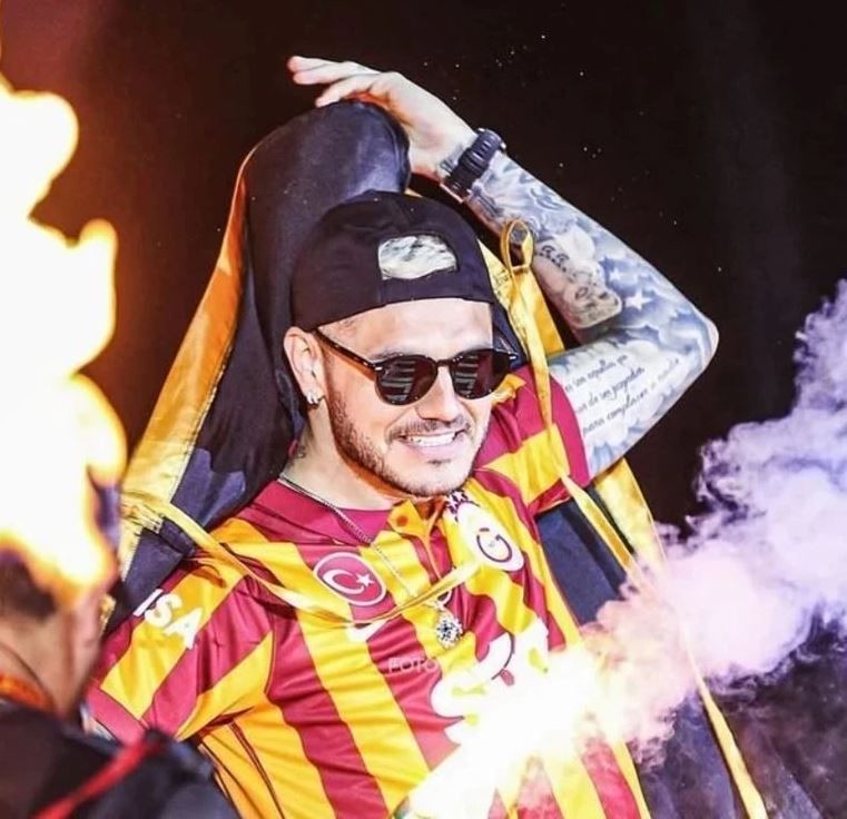 Mauro Icardi aşka geldi! Galatasaray'ın yeni yengesi China Suarez'le karlar altında pozlar verdi - Resim: 1