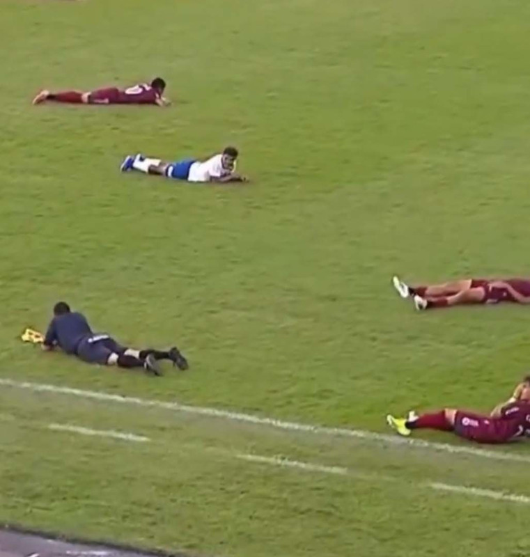 Final maçında akılalmaz anlar! Sahayı arılar bastı, maç yarıda kaldı! Futbolcular ne yapacağını şaşırdı - Resim: 4