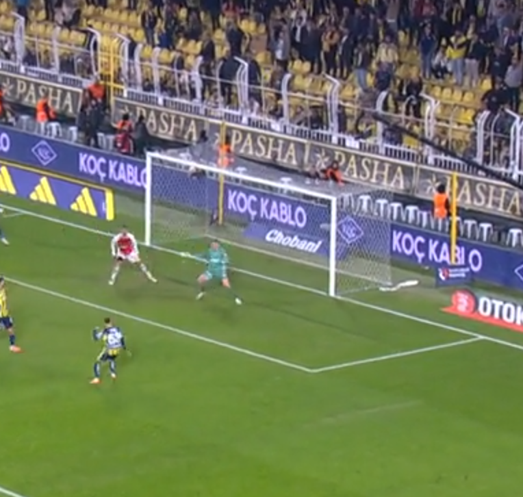 Fenerbahçe taraftarını çıldırttı! 14 milyon euroluk yıldıza büyük tepki! Karagümrük maçı sonrası sosyal medya yıkıldı! - Resim: 11