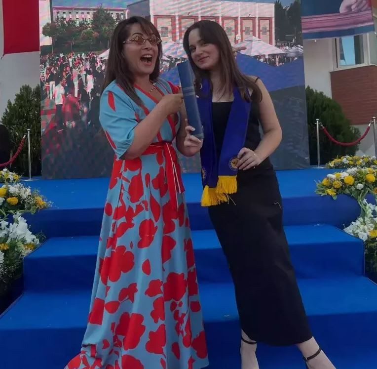 Oyuncu Sevinç Erbulak'ın gurur günü! Kızı Zeynep Kavin liseden mezun oldu - Resim: 3