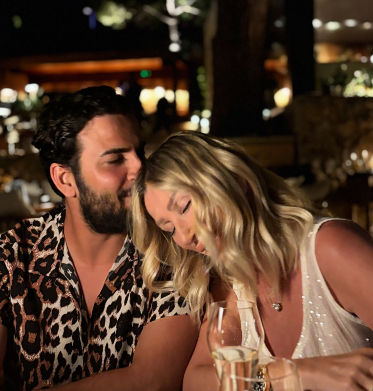 Seda Sayan bu kez makyajsız aşk pozu paylaştı! İşte ünlü şarkıcının doğal hali genç kızlara taş çıkartı - Resim: 1