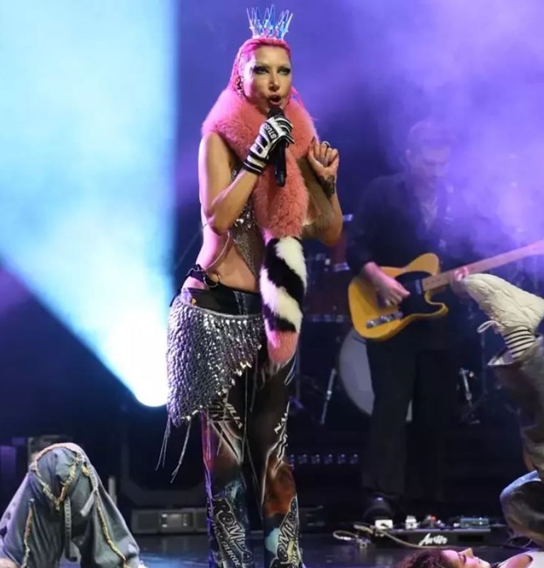 Hande Yener'den aşk itirafı! “Bu sefer turnayı gözünden vurdum” diyerek açıkladı - Resim: 1