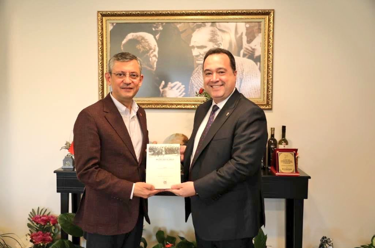 Yeni Parti'ye CHP'den geçen ilk Büyükşehir Belediyesi belli oldu! 'Sizinleyiz Özgür Özel' diyerek paylaştı - Resim : 2