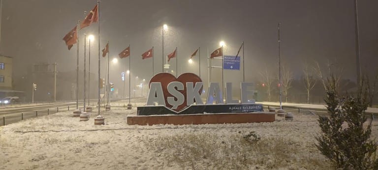 Erzurum o ilçesinde 1 günde 4 mevsim yaşandı. Sabah bahar müjdelendi, öğleden sonra tam tersi oldu - Resim : 1