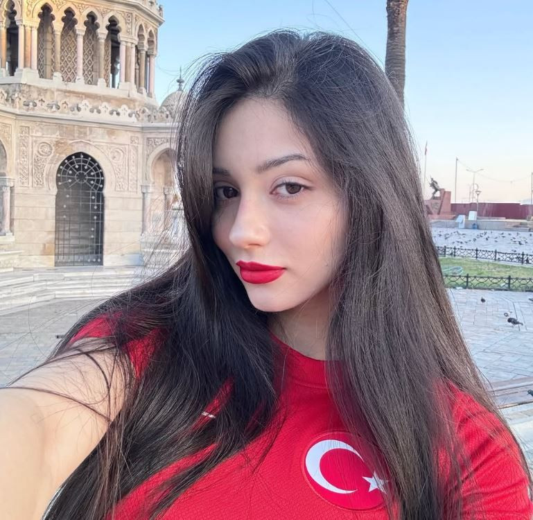 En çok kazanan Türk modellerinden biri de o. Alya Vural'ın çeşmede otururken verdiği poz hayranlarının yüreğini hoplattı - Resim: 9
