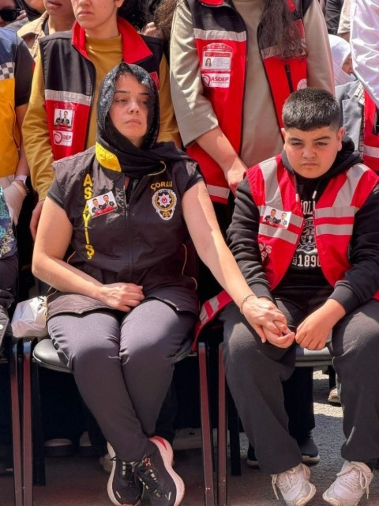 Tekirdağ'ın Çorlu ilçesinde şehit olan polislerimiz son yolculuklarına uğurlandı - Resim : 5