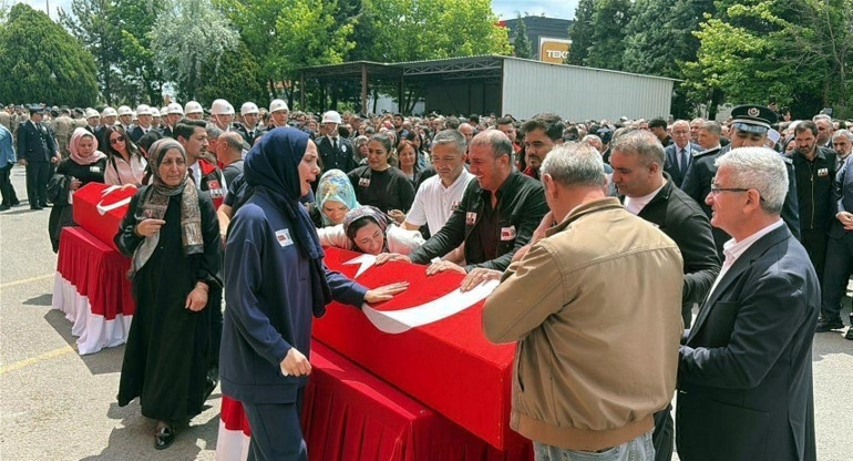 Tekirdağ'ın Çorlu ilçesinde şehit olan polislerimiz son yolculuklarına uğurlandı - Resim : 4