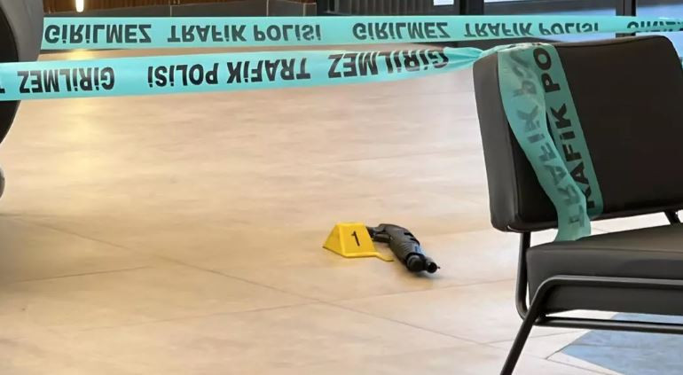 Bir kadın daha eski eş kurbanı oldu! Pompalı tüfekle geldi, hastane kan gölüne döndü! - Resim : 3