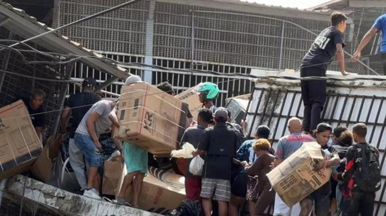 Venezuela'da skandal görüntüler! Deprem yetmedi, polisler bile yağmaya karıştı! O anlar kamerada - Resim : 1