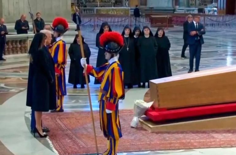 Papa'nın cenazesine Trump damga vurdu! Hareketleri ve kıyafeti ile herkes onu konuştu! - Resim : 4