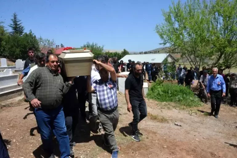 Fransa'da canice öldürülen Hasan toprağa verildi: Annesinden yürek burkan sözler: "Cenazesine değil de düğününe gelseydiniz" - Resim : 2