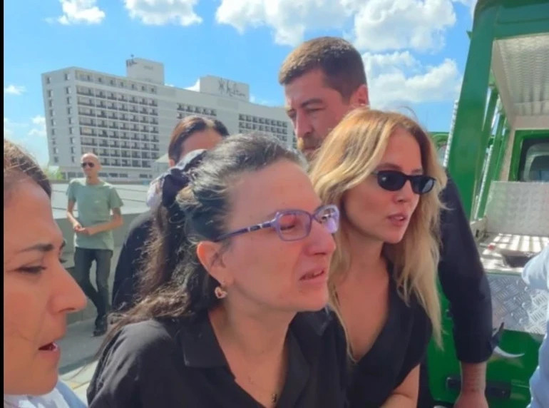 Oyuncu Serhat Kılıç son yolculuğuna uğurlanıyor: Meslektaşları gözyaşlarıyla veda etti - Resim : 3