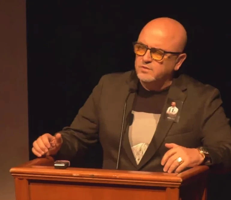 Oyuncu Serhat Kılıç son yolculuğuna uğurlanıyor: Meslektaşları gözyaşlarıyla veda etti - Resim : 4