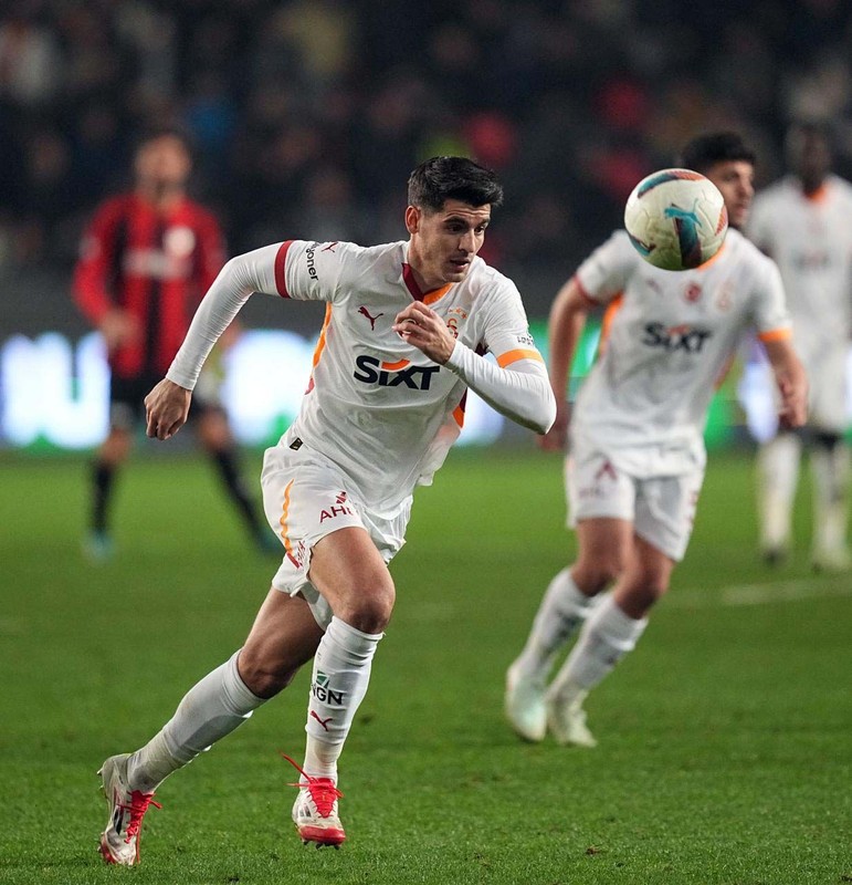 Galatasaray'da beklenmedik ayrılık! 13 milyon euroluk yeni transfer gemileri yaktı! Sezon sonu valizini toplayıp gidecek - Resim: 6