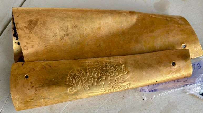 Tarlasında kazı yaparken kazması sert cisme çarptı! Topraktan 100'lerce altın fırladı - Resim: 4