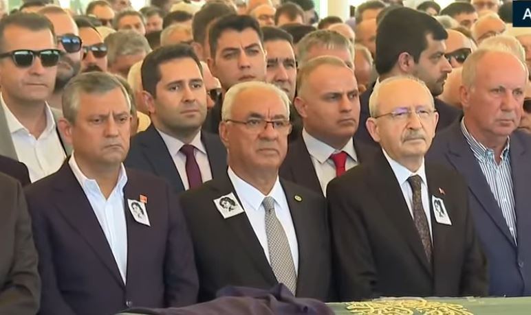 Deniz Baykal'ın eşi Olcay Baykal son yolculuğuna uğurlanıyor! Kılıçdaroğlu ve Özel törene katıldı - Resim : 1