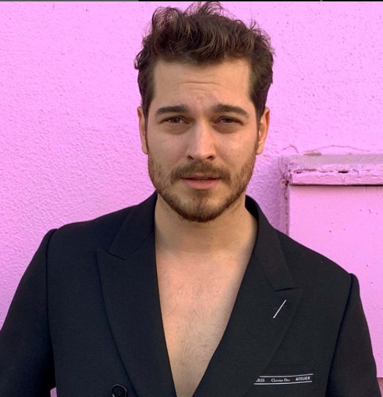 Çağatay Ulusoy’u gören tanıyamadı! Yeni imajıyla sosyal medyayı salladı! Bıyıklı tarzı tam not aldı - Resim: 3