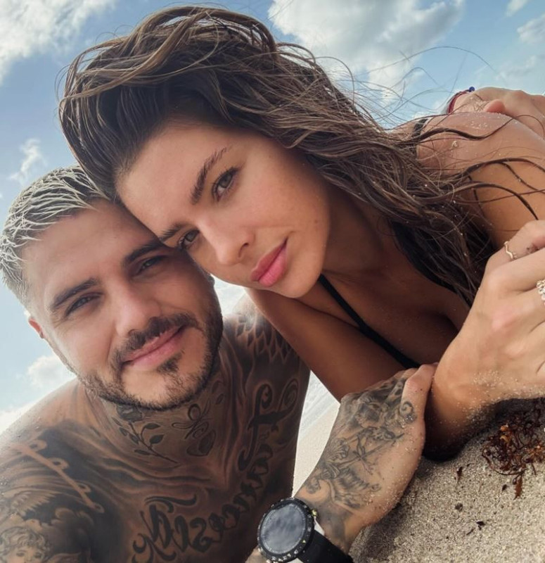  Galatasaray'ın yıldız futbolcusu Mauro Icardi'den romantik kutlama! Yüzük detayı dikkat çekti - Resim: 3