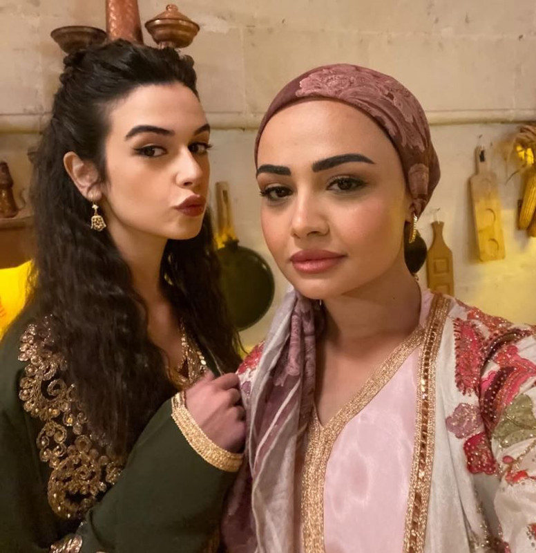 Ünlü oyuncu Pınar Cılıt tesettürü bıraktı! Başörtüsüz hali sosyal medyada gündem oldu - Resim: 2