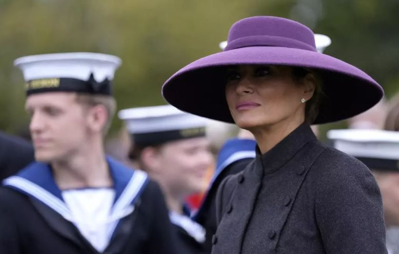 Kraliyet ziyaretinde Melania Trump'ın stili gündem oldu! Mor şapka sosyal medyayı salladı! Vermek istediği mesaj neydi? - Resim : 2