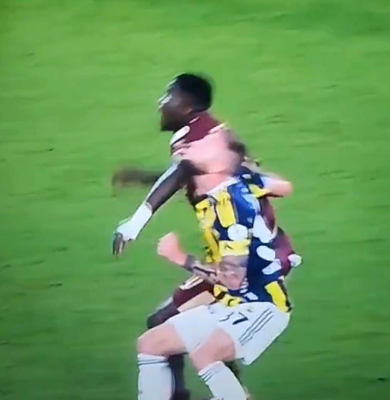 Fenerbahçe- Trabzonspor maçında tartışmalı pozisyonlar! Top çizgiyi geçti mi, Onuachu'nun golünde faul var mı? Hakemler kararını verdi - Resim: 5