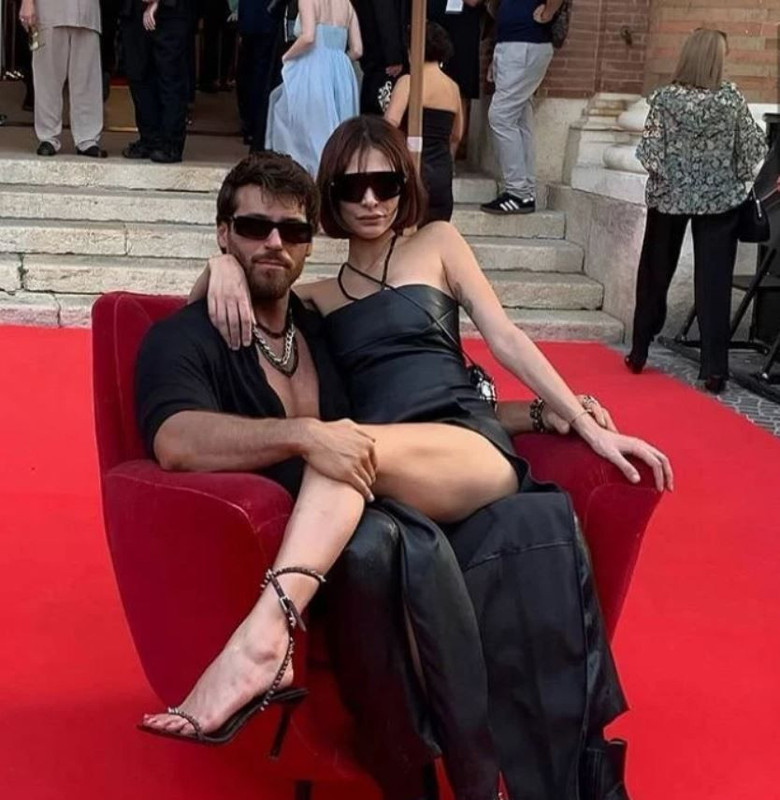 Can Yaman tatilde aşka geldi! DJ sevgilisi Sara Bluma'yı sırtında taşıdı! O anlar sosyal medyayı salladı - Resim: 2