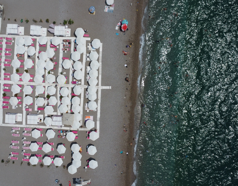 Antalya’da yüzde 81’e ulaşan nem ve 34 derece sıcaklık vatandaşları sahillere yönlendirdi - Resim: 2