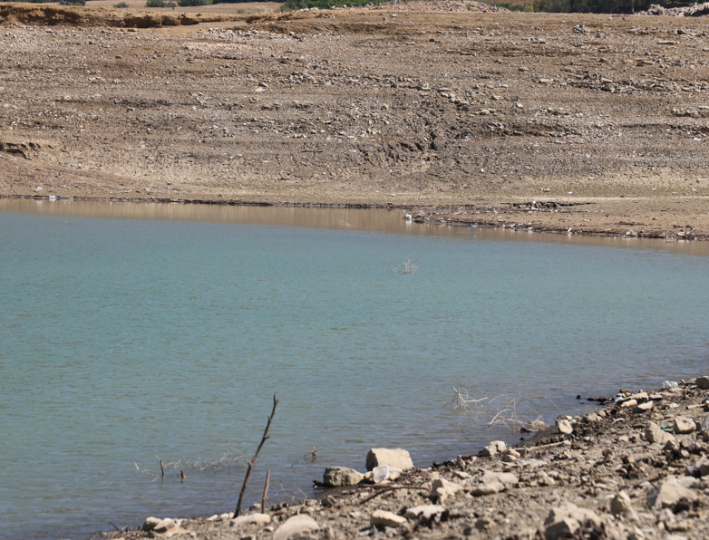 Adana Kozan Barajı’nda doluluk yüzde 10’a indi, kuruyan zemine voleybol sahası kuruldu - Resim: 4