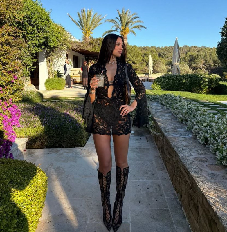 Dua Lipa'dan cesur tatil paylaşımı: Bikinili kareleri sosyal medyayı salladı - Resim: 3