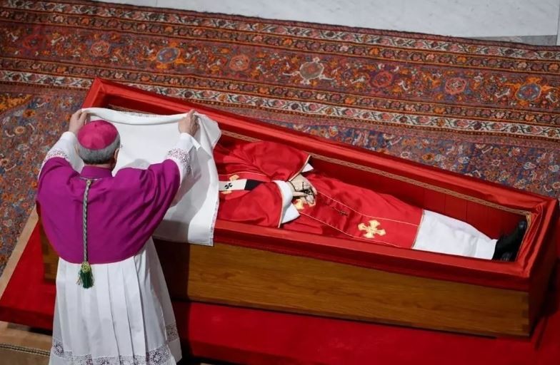 Papa'nın cenazesine Trump damga vurdu! Hareketleri ve kıyafeti ile herkes onu konuştu! - Resim : 3