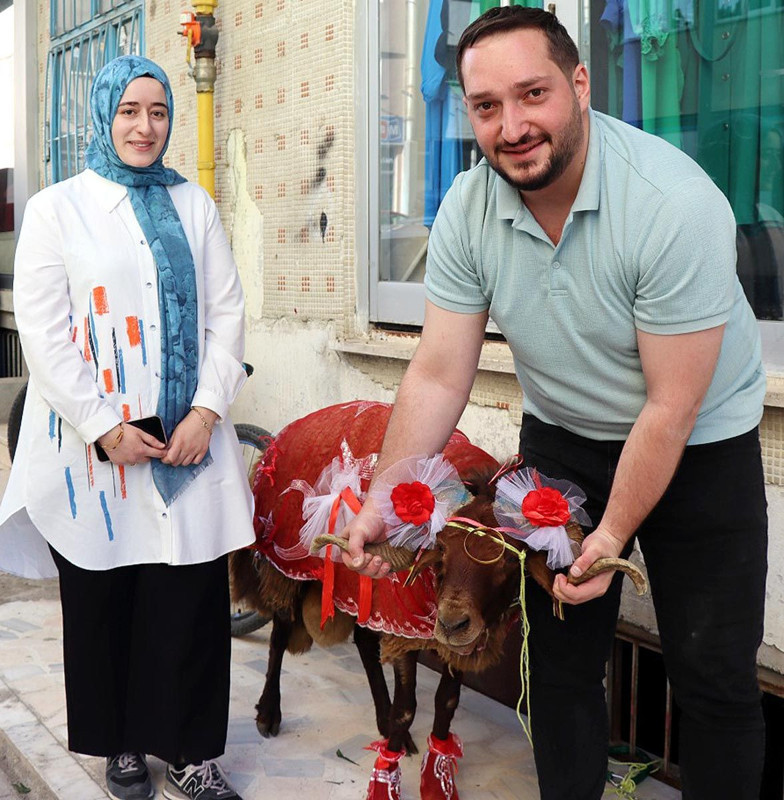 Erzurum’da nişanlıya süslenmiş kurbanlık koç hediye etme geleneği bu yıl da yaşatıldı - Resim: 2