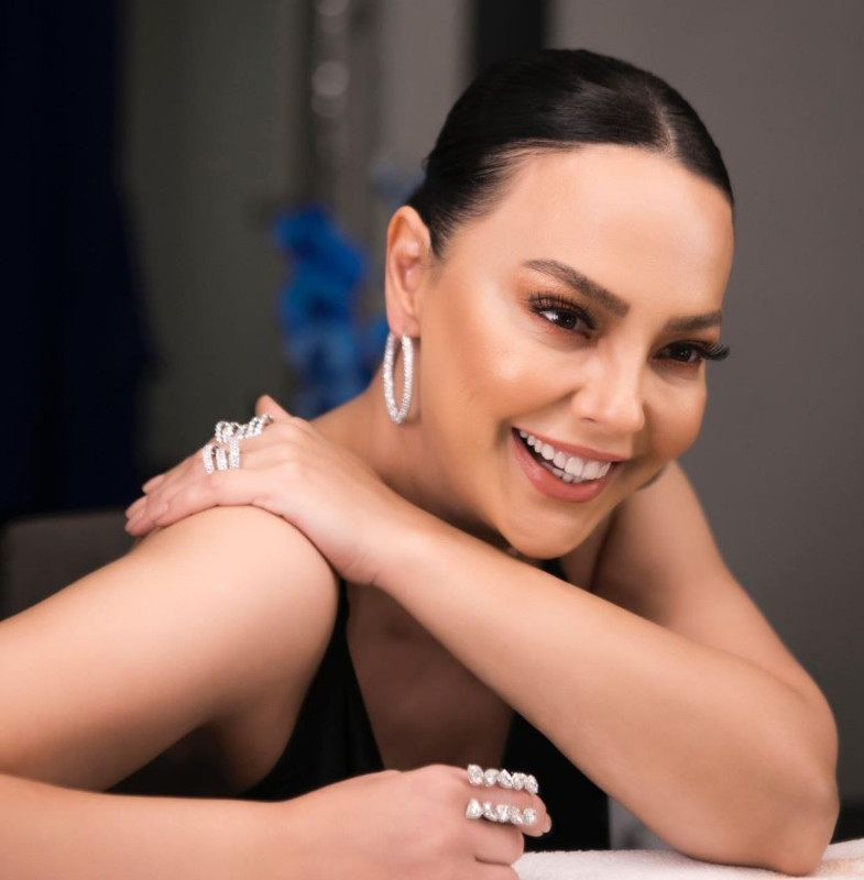 Ebru Gündeş ile İspanyol şarkıcı Chenoa arasındaki benzerlik görenleri şoke etti! "İkiz gibi" - Resim: 2