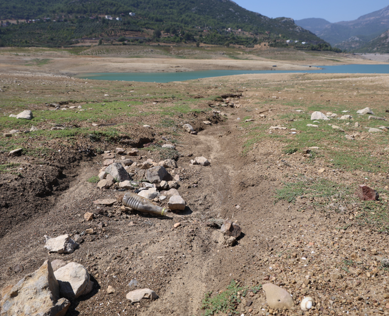 Adana Kozan Barajı’nda doluluk yüzde 10’a indi, kuruyan zemine voleybol sahası kuruldu - Resim: 3