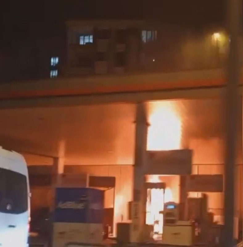Akaryakıt istasyonunda korku dolu anlar! Elektrikli otomobil alev topuna döndü - Resim: 2