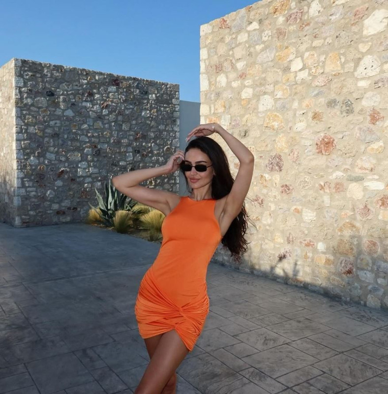 Elif Buse Doğan'dan iddialı plaj paylaşımı! Kahverengi bikinisiyle pozlar verdi, o hali sosyal medyayı salladı - Resim: 3