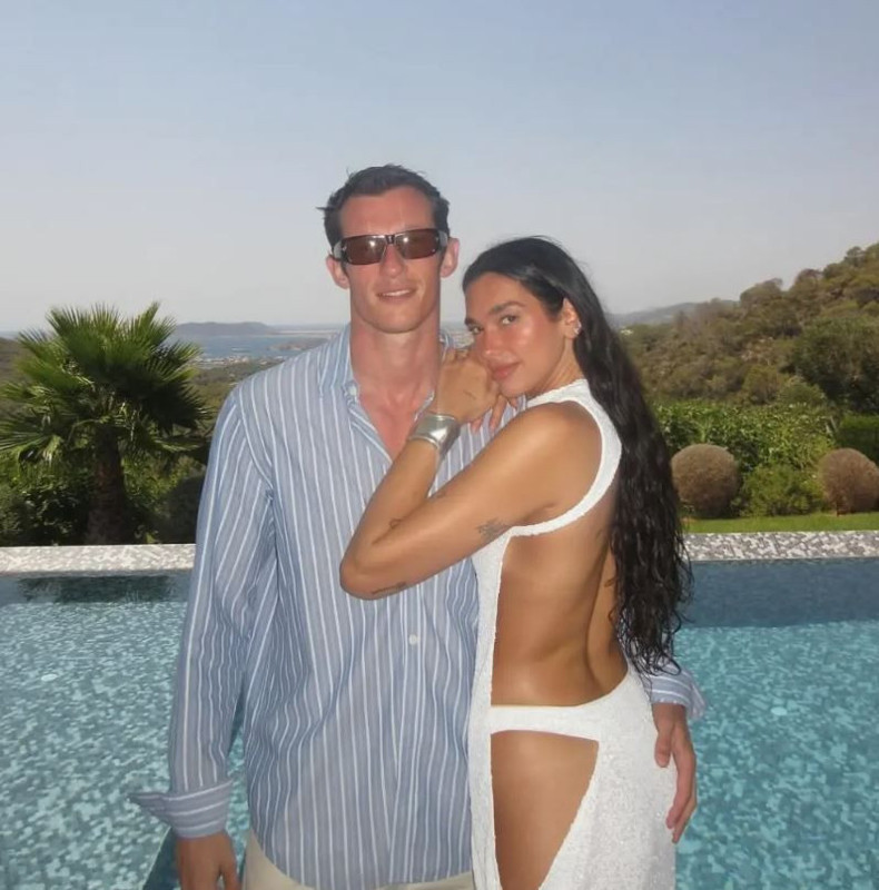 Dua Lipa'dan yürek hoplatan doğum günü pozları! İç çamaşırsız tarzıyla görenleri mest etti, iddialı paylaşımına beğeni yağdı - Resim: 2