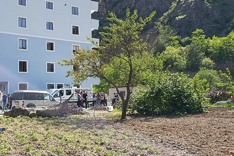 B&ouml;lge ablukaya alındı! Eşini odunla d&ouml;verek &ouml;ld&uuml;rd&uuml;: K&ouml;pekli timler her yerde arıyor! - Resim : 3